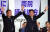 지난해 9월 20일 자민당 총재 경선에서 3연임에 성공한 아베 신조 총리와 경쟁자였던 이시바 시게루 전 간사장이 함께 인사를 하고 있다. [EPA=연합뉴스] 