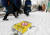 ‘학교 주변 금연 거리’로 시범 지정된 서울 노원구 한 초등학교 앞을 시민이 걷고 있다. [연합뉴스]