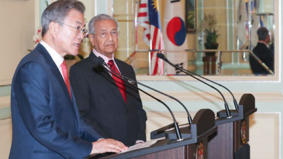 文, "북한이 국제사회 일원되도록 긴밀히 협력"