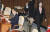 나경원 자유한국당 원내대표(오른쪽)가 13일 오전 국회 본회의장에서 홍영표 민주당 원내대표 뒤를 지나가고 있다.  임현동 기자
