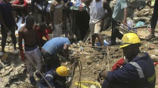 나이지리아 건물붕괴로 초등생 100여명 갇혀…약 10명 구조