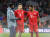 독일 바이에른 뮌헨 공격수 레반도프스키(가운데)가 유럽 챔피언스리그 8강진출에 실패한 뒤 동료들을 위로하고 있다. [뮌헨 소셜미디어]