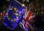 브렉시트 반대 시위대가 EU 깃발과 영국 국기를 들고 있다. [AP=연합뉴스]