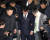 해외 투자자 성접대 의혹을 받고 있는 가수 승리가 15일 새벽 서울 종로구 서울지방경찰청에서 피의자 신분 조사를 마친 후 귀가하고 있다. [뉴스1]