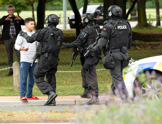 뉴질랜드 “이슬람사원 총격 테러로 49명 사망”
