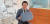 엑스젤을 만든 카지 코퍼레이션 창업자의 아들인 오가와 카나메 CEO가 인터뷰가 끝난 뒤 자사의 대표 상품인 &#39;아울(부엉이)&#39; 방석을 들고 웃고 있다. 김경진 기자  
