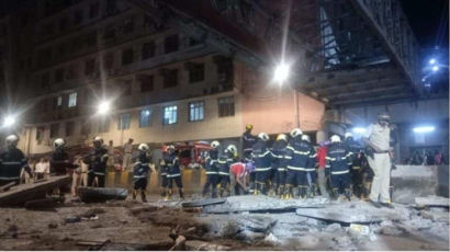 인도 뭄바이 기차역 인근 육교 붕괴…"4명 사망 30여명 다쳐"