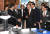 문재인 대통령이 1월 17일 울산 남구 울산시청에서 열린 전국경제투어 &#39;수소경제와 미래에너지, 울산에서 시작됩니다&#39; 행사에 앞서 수소경제 전시를 관람하고 있다. [청와대사진기자단]