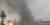 15일 오후 4시 30분 쯤 충남 당진시 송악읍 현대제철 당진공장 제품 출하장 슬레이트 지붕이 강한 바람에 휩쓸려 부두 쪽으로 날아가고 있다. [당진 시민 제공=연합뉴스] 