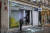 일부 노란 조끼 시위 참가자들이 샹젤리제 거리에 있는 라코스테 매장 등의 유리를 파손했다. [AP=연합뉴스] 