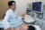 서울아산병원 심장내과 강덕현 교수가 환자에게 심장초음파 검사를 실시하고 있다.