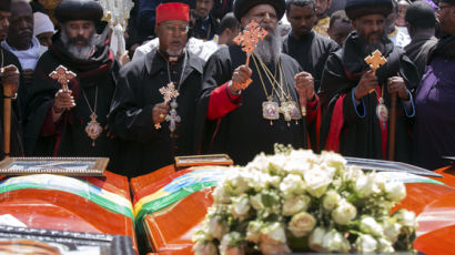 에티오피아서 여객기 추락 사망자 장례식…“일부 관에 사고현장 흙담겨”