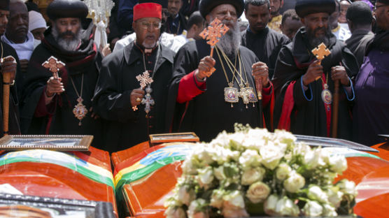 에티오피아서 여객기 추락 사망자 장례식…“일부 관에 사고현장 흙담겨”