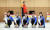경기도청 여자 컬링팀. 왼쪽부터 스킵 김은지와 엄민지·김수지·설예은·설예지. 뒤에는 신동호 코치. [변선구 기자] 