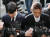 가수 승리(본명 이승현.왼쪽)와 이성과의 성관계를 불법 촬영해 유포한 혐의를 받고 있는 가수 정준영(30)이 14일 서울 종로구 서울지방경찰청에 피의자 신분으로 출석했다. 