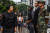 데보라 카스티요가 군인,경찰,정치인 복장을 한 세 남자를 바라보고 있다. [AFP=연합뉴스]