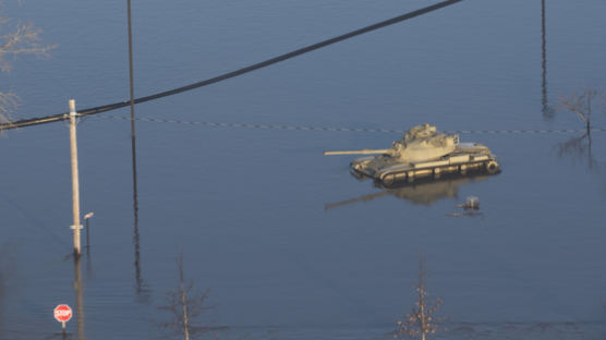 [서소문사진관]물 폭탄에 탱크·기차도 잠겨... 美 중서부 사이클론 강타
