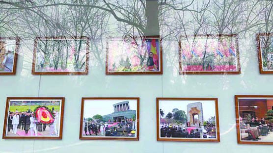 북 대사관에 걸린 ‘김정은 하노이 사진’ 트럼프는 쏙 뺐다