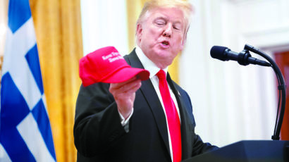 [사진] ‘미국을 다시 위대하게’ 그리스어 모자