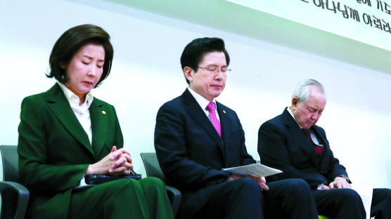 [사진] 한국당 기도회에 김장환 목사 참석