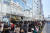 라인프렌즈 하라주쿠 스토어 오픈 당시 입장을 위해 일본 소비자가 1㎞ 가량 줄지어 기다리고 있다. 