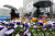 미세먼지와 함께 봄비가 내린 20일 오후 우산을 쓴 시민들이 서울 세종대로 사거리를 지나고 있다. 시민들은 봄비가 초미세먼지를 씻어내 주기를 기대했지만, 주의보는 쉽게 해제되지 않았다. [뉴스1]