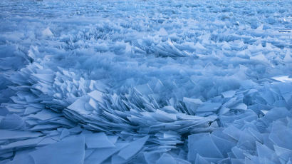[서소문사진관] 미시간호에 쌓인 100만 개 얼음 조각, 장관이네... 