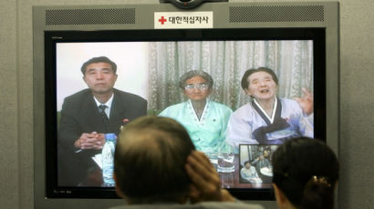 12년 만 이산가족 화상상봉…北은 "남북 교류 더디다" 비난