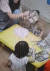 경북 구미의 한 어린이집 CCTV에 보육교사가 아이에게 밥을 급하게 먹인 뒤 식판에 남은 음식을 입에 붓는 모습이 찍혔다. 아이가 음식을 다 먹지 못하고 뱉자 이를 다시 먹이려고 한다. [사진 피해 아동 부모]
