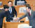 이낙연 국무총리(오른쪽)와 김상조 공정거래위원장(왼쪽)이 21일 오후 서울 여의도 국회에서 열린 제7차 본회의 대정부 질문에서 인사를 나누고 있다. 국회는 오늘(22일) 교육·사회·문화 분야를 마지막으로 대정부 질문을 마무리한다. 가운데는 홍남기 경제부총리 겸 기획재정부 장관. [뉴시스]