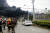 지난 21일 오후 강한 폭발이 일어난 중국 동부 장쑤성 옌청(鹽城)시 천자강(陳家港) 화공공단내 톈자이(天嘉宜)공사의 농약 제조 공장에서 시커먼 연기가 뿜어져 나오고 있다. [EPA=연합뉴스]