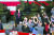 도널드 트럼프 미국 대통령이 20일(현지시간) 오하이오주 리마에서 ‘M1 에이브럼스’ 탱크 앞에서 직원들과 대화하고 있다. [AFP=연합뉴스]