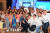 문재인 대통령이 22일 대구 엑스코에서 2019 세계 물의 날 행사를 마친 뒤 공연에 참가한 어린이들과 기념촬영을 하고 있다. [사진 청와대사진기자단]