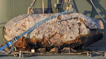 [서소문사진관] 다뉴브강 투하된 2차대전 1톤 미군 불발탄 건져내