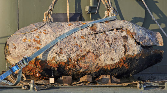 [서소문사진관] 다뉴브강 투하된 2차대전 1톤 미군 불발탄 건져내