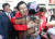 황교안 자유한국당 대표와 정점식 통영·고성 보궐선거 후보가 22일 오후 경남 통영시 중앙동 통영중앙시장을 찾아 상인과 포옹을 하고 있다.[뉴스1]