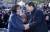 황교안 자유한국당 대표가 지난 22일 제4회 서해수호의 날 기념식이 열린 국립대전현충원 현충광장에서 유족들과 인사하고 있다. 