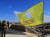 IS의 최후 거점이었던 시리아 동부 국경 바구즈를 탈환한 시리아 민주군이 노란 깃발을 꽂았다. [EPA=연합뉴스]