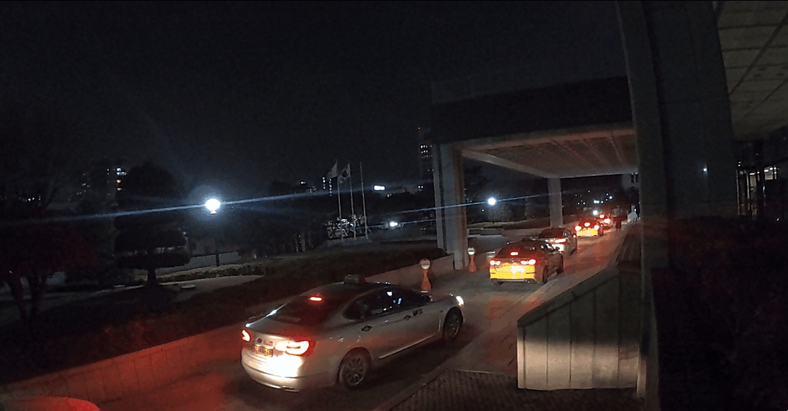 14일 오후 10시 서울 서초동 서울중앙지검 로비 앞에 택시들이 들어서고 있다. 김민상 기자