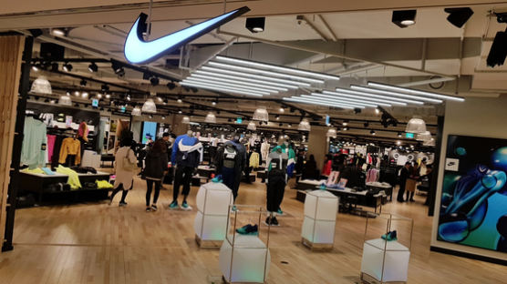 백화점 여성복 매장에 나이키가 왜?…애슬레저 격전지된 한국