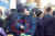 지난 22일 대구 칠성시장을 방문한 문재인 대통령의 경호원이 기관단총(원 안)을 들고 있다. 하태경 의원은 24일 이 사진을 공개하며 ’사실이라면 섬뜩하고 충격적“이라고 밝혔다. [사진 트위터]