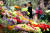 전국적으로 화창한 날씨를 보인 24일 서울 서초구 양재동 화훼공판장을 찾은 시민들이 봄기운 가득한 꽃들을 살펴보고 있다. [연합뉴스]