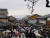 지난 17일 빗속에도 불구하고 교토의 관광 명소 기요미즈데라(淸水寺)로 가는 언덕길을 가득 메운 관광객들. 대부분이 외국인 관광객들이었다. 서승욱 특파원
