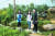 (왼쪽부터) 맹서후·김가영·정하민 학생기자가 경기도 가평에 위치한 ‘이화원’을 찾아 다양한 식물과 나비를 관찰했다. 