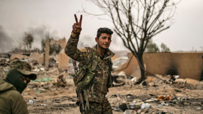 IS 마지막 거점 바구즈(Baghouz) 뺏은 시리아민주군, 승리의 V자 표시