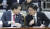 자유한국당 곽상도 의원(왼쪽)과 최교일 의원이 26일 오전 국회에서 열린 원내대책회의에서 대화하고 있다. 임현동 기자