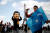 위구르족 깃발을 든 한 시위대가 25일(현지시간)파리 에펠탑 앞에서 기념촬영을 하고 있다. [로이터=연합뉴스]