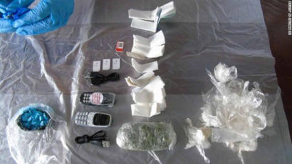 교도소 마당 죽은 쥐 뜯어보니 마약과 휴대폰 ‘가득’