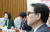 자유한국당 곽상도 의원이 26일 국회에서 열린 원내대책회의에서 나경원 원내대표 발언을 듣고 있다. 연합뉴스