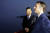 시진핑 중국 국가주석(왼쪽)은 프랑스 남부로 마중을 나온 에마뉘엘 마크롱 대통령을 만나 지중해 해안을 산책하면서 &#34;이 곳이 참 편하다&#34;고 말했다. [AP=연합뉴스]